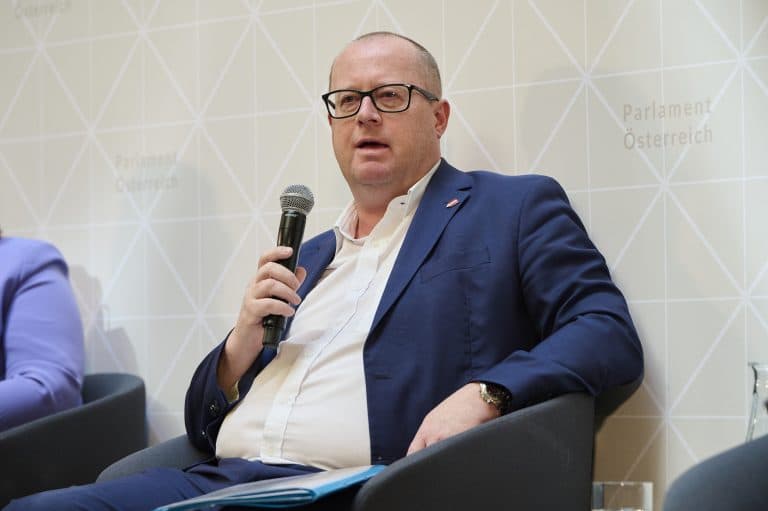 Hier hast du Hubert Fuchs (FPÖ), der meinte, dass man gar keine Erhöhung des Pensionsalters brauche, sondern erst einmal das faktische Pensionsalter an das gesetzliche Pensionsalter heranführen müsse. Da hat er recht.