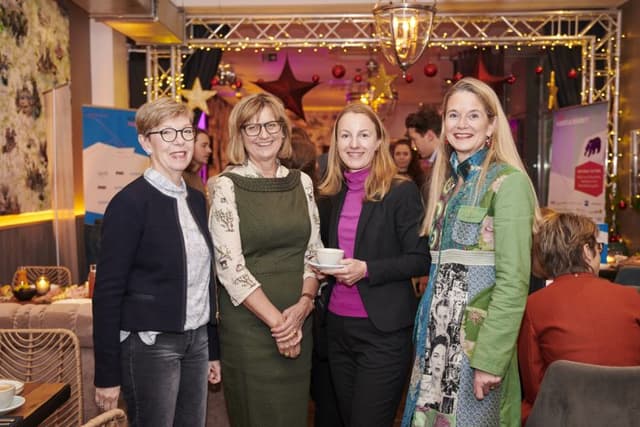 Herrlich, so ein Zusammentreffen beim Börsianer Salon! Ingeborg Bauer-Kunst posierte mit Maria Patek (war einst Ministerin für Nachhaltigkeit), Marion Swoboda-Brachvogel (Aleda) und Gerlinde Layr-Gizycki (Inamera).