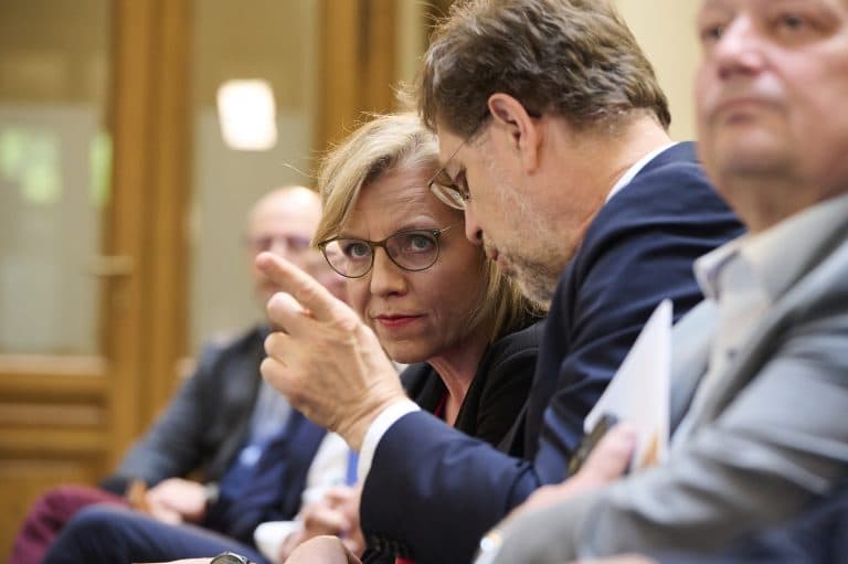 Ministern Leonore Gewessler mit Andreas Zakostelsky (VBV)