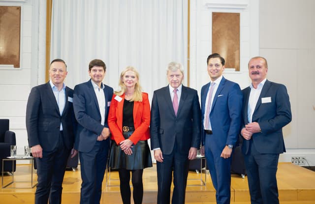 Podiumsgäste: Mike Judith (DNB), Valentin Hofstätter (RCM), Gabriela Tinti (EAM),  Johan Strobl (RBI), Dominik Hojas (Moderation) und Alois Wögerbauer