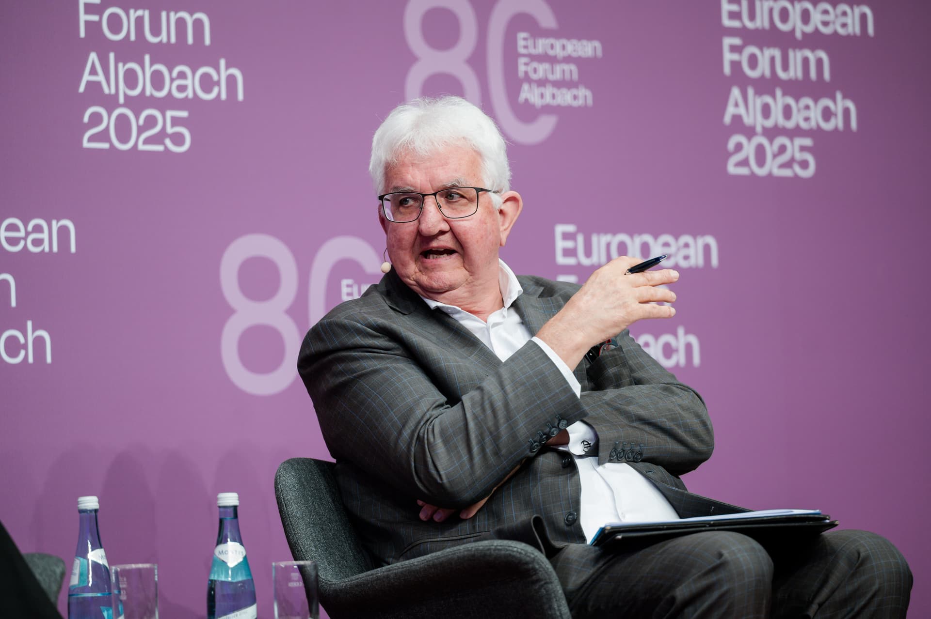 Ein Mann sitzt und hat eine Hand erhoben und diskutiert auf einem Panel des EFA.